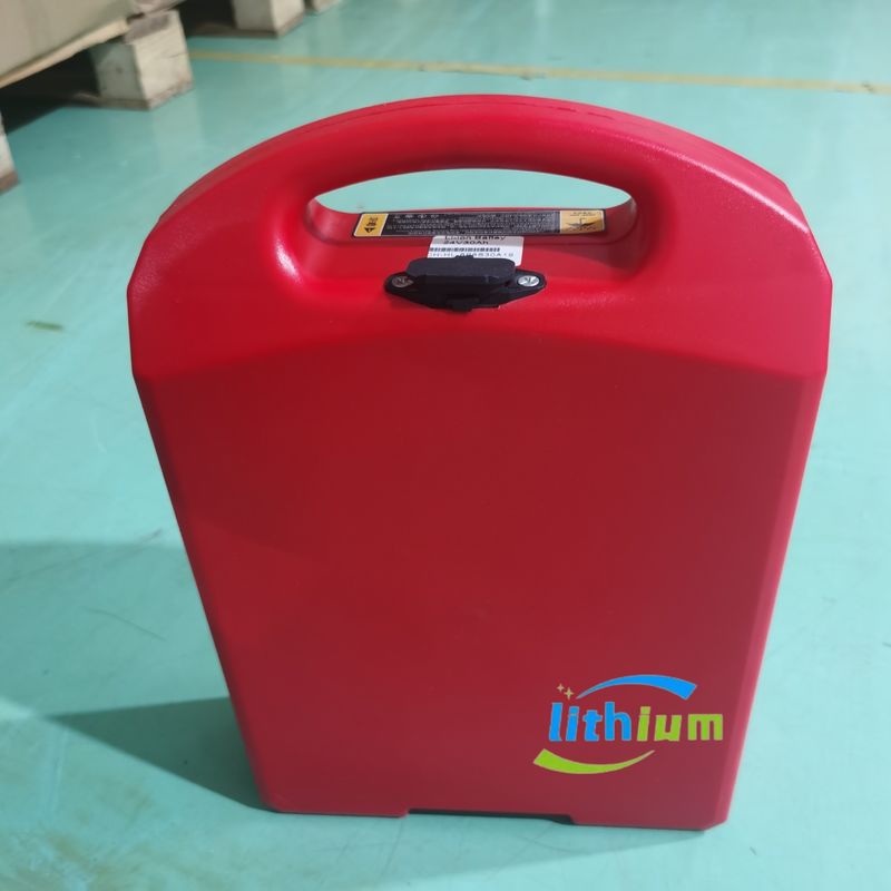Batterie électrique au lithium-ion de couleur noire, de capacité 30Ah, tension 24V
