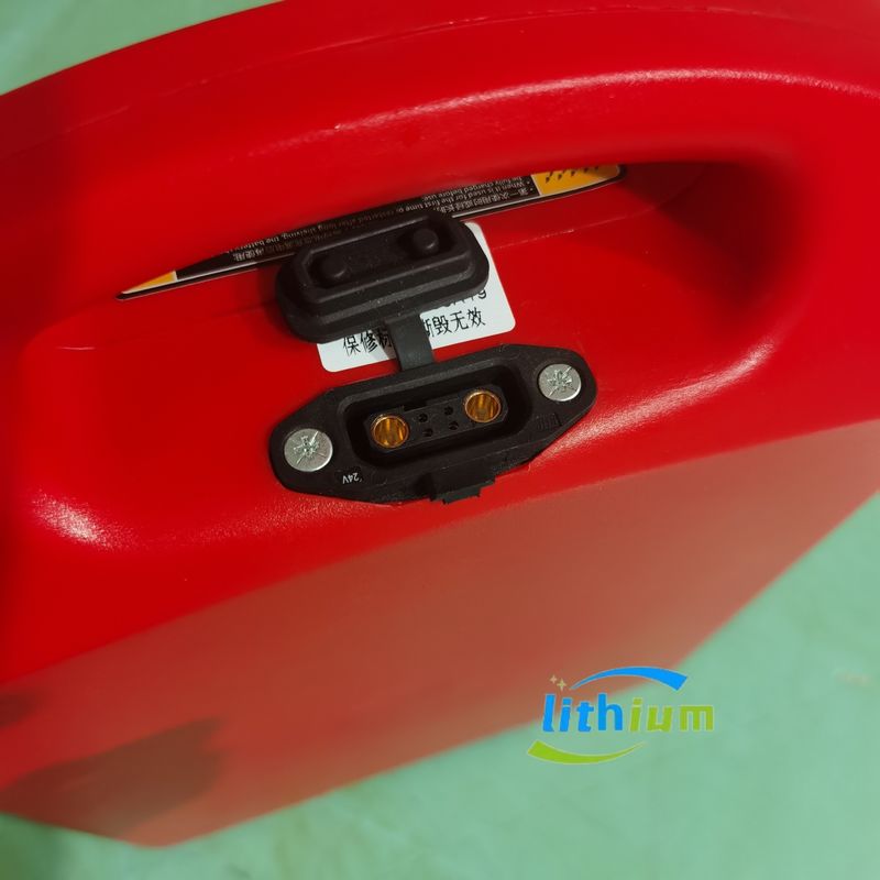 Batterie électrique au lithium-ion de couleur noire, de capacité 30Ah, tension 24V